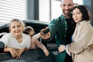 一家人在墨尔本完成二手车交易后开心展示车钥匙